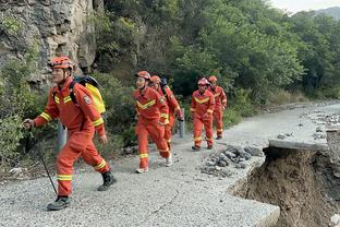 阿里纳斯谈拉塞尔：出手少于15次就别打首发了 让里夫斯试试吧